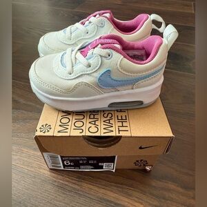 New NIKE AIR MAX MOTIF 
SIZE 6 toddler